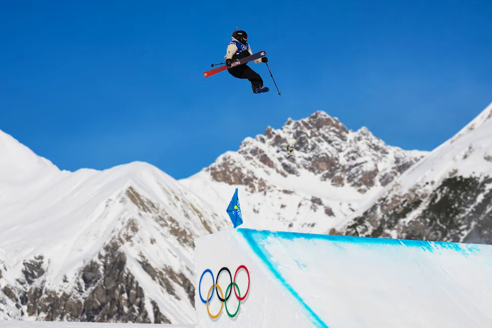 Die besten Bilder der Olympischen Spiele 2026 in Milano Cortina. Die Schweizer Ski-Freestylerin Sarah Höfflin verliert mitten im Sprung einen Ski.