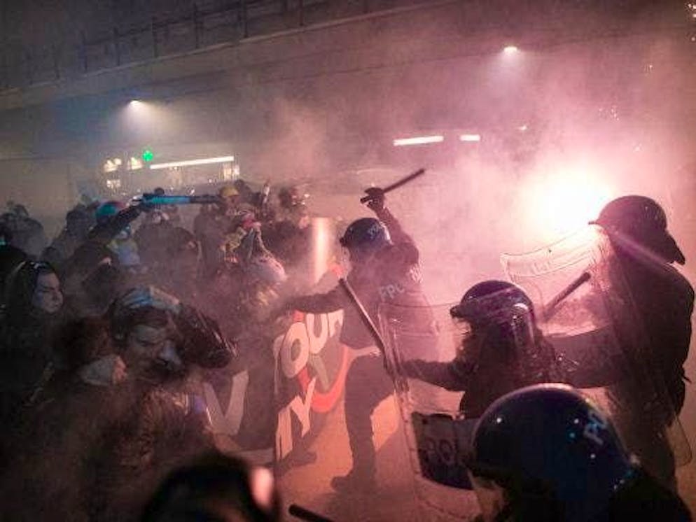 There have been protests against the US immigration police ICE in the Olympic city of Milan for days. Molotov cocktails and smoke bombs were also thrown on Saturday. The police used water cannons.