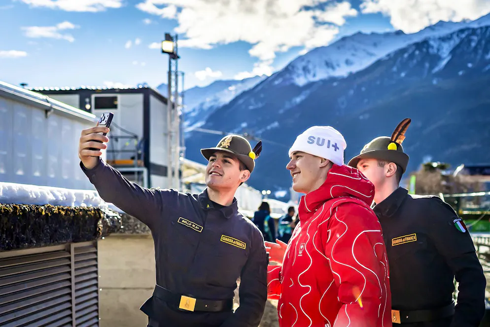 Die besten Bilder der Olympischen Spiele 2026 in Milano Cortina. Franjo von Allmen klassiert sich in der Abfahrt vor zwei Italienern auf Rang 1 – kein Wunder, kriegt er es mit der Polizei zu tun. Glück für Franjo: Sie wollen bloss ein Selfie.