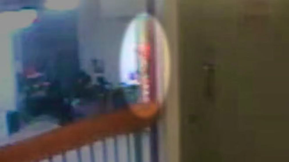 Video wirft Fragen auf. Wer war die unbekannte Gestalt auf Epsteins Gefängnisflur in der Todesnacht?