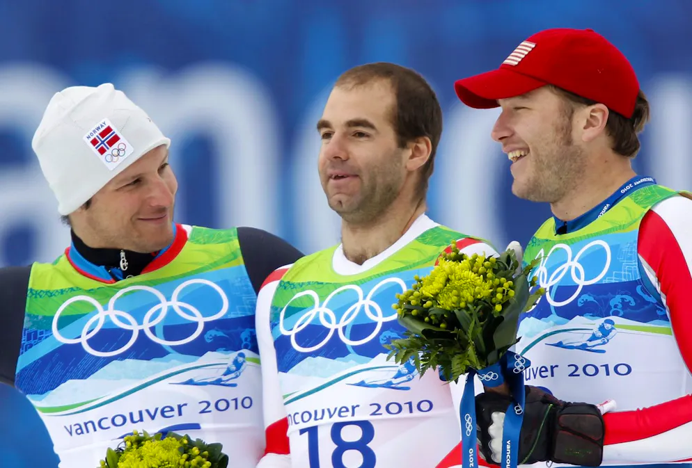 Das sind die Schweizer Abfahrts-Olympiasieger. Didier Défago gewinnt 2010 Olympia-Gold. Umgeben wird er von Aksel Lund Svindal (links, Silber) und Bode Miller (rechts, Bronze).