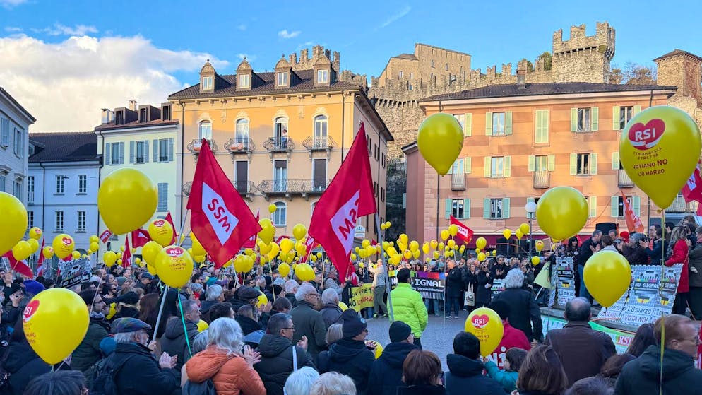 In vista della votazione dell'8 marzo. In diverse migliaia di persone a Bellinzona a sostegno del servizio pubblico