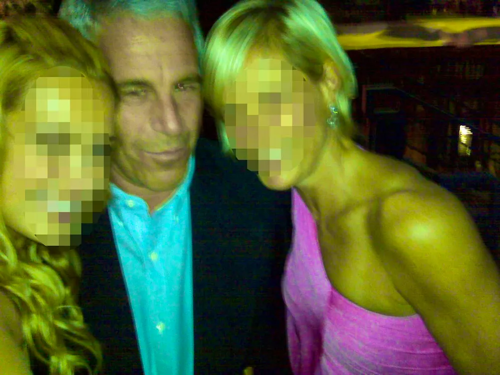 Jeffrey Epstein avec deux femmes qui n'ont été rendues méconnaissables que par blue News.