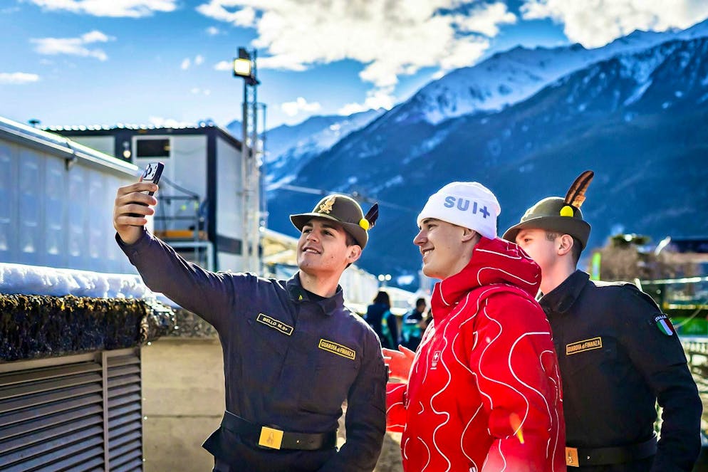 The best pictures of the 2026 Olympic Games in Milano Cortina. Franjo von Allmen finishes first in the downhill ahead of two Italians - no wonder he gets into trouble with the police. Lucky for Franjo: they just want a selfie.