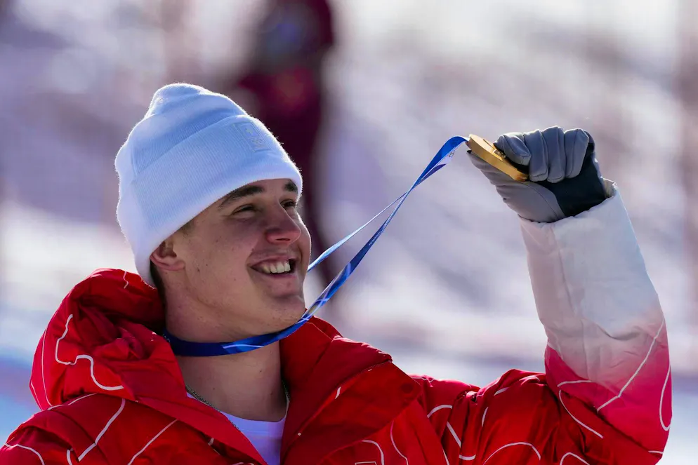Olimpiadi 2026. Lo svizzero Franjo von Allmen mostra la sua medaglia d'oro nella discesa libera maschile di sci alpino alle Olimpiadi invernali del 2026, a Bormio.