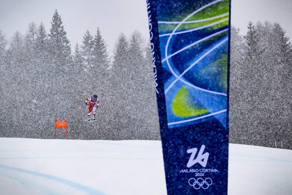 Die besten Bilder der Olympischen Spiele 2026 in Milano Cortina. Kaum zu finden: Delia Durrer im dichten Schneetreiben von Cortina. (KEYSTONE/Jean-Christophe Bott)..