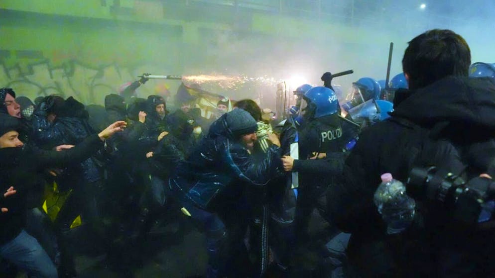 Milano-Cortina. Tensioni tra manifestanti e polizia durante le proteste anti-Olimpiadi