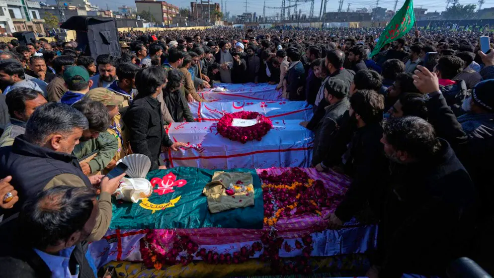 Trauernde arrangieren die Särge der Opfer des Selbstmordattentats in einer schiitischen Moschee während eines Trauergebets.  Über 30 Menschen waren bei dem Anschlag beim Freitagsgebet in einem Vorort der pakistanischen Hauptstadt Islamabad getötet worden. Foto: Anjum Naveed/AP/dpa