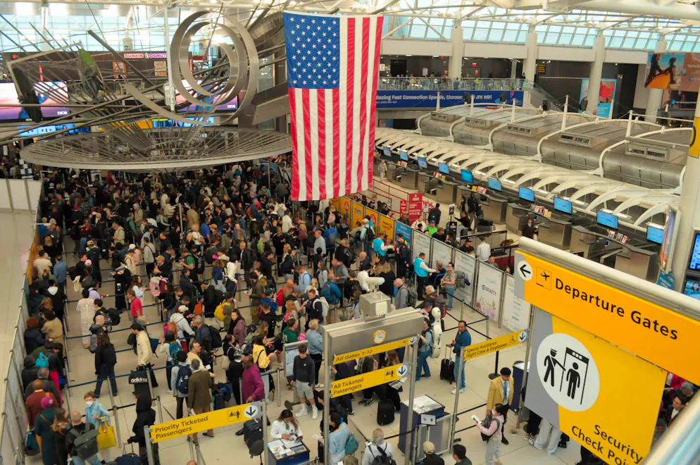 Stehen Einreisende in die USA bald länger an? Hier am John F. Kennedy International Airport in New York City. (Archiv)