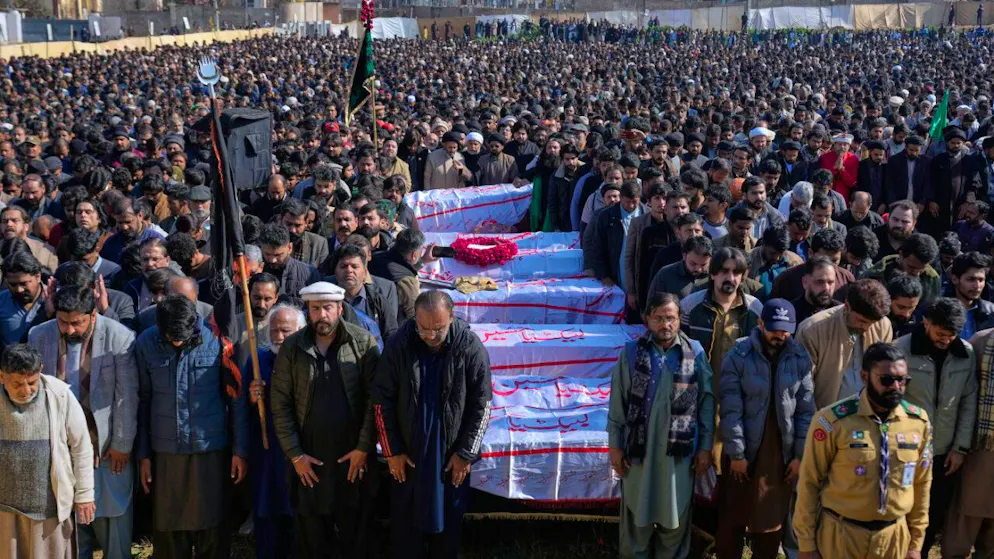 Migliaia di persone hanno partecipato oggi ai funerali delle vittime dell'attentato suicida in una moschea sciita di Islamabad, in cui ieri sono state uccise più di 30 persone e almeno 169 sono rimaste ferite.