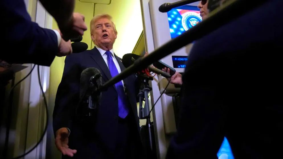 US-Präsident Donald Trump äussert sich an Bord der Air Force One. (Archivbild)