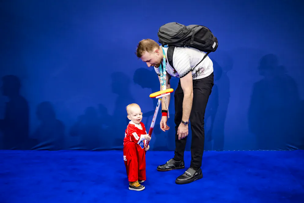 Die besten Bilder der Olympischen Spiele 2026 in Milano Cortina. Süss! Der Schweizer Curler Yannick Schwaller zeigt seinem Sohn, wie's geht.