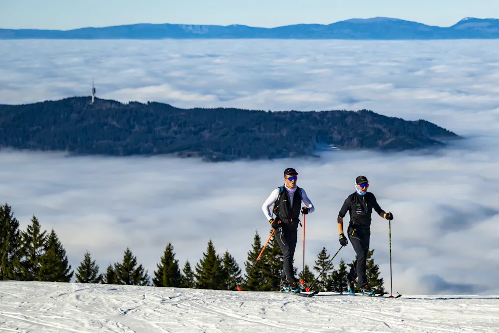 Les premiers skis électriques débarquent dans les Alpes suisses, rapporte Le Matin Dimanche, qui les a testés. Son fabricant promet aux pratiquants de randonnées à skis d'être jusqu'à quatre fois plus rapides tout en économisant jusqu'à un tiers de leur énergie musculaire.