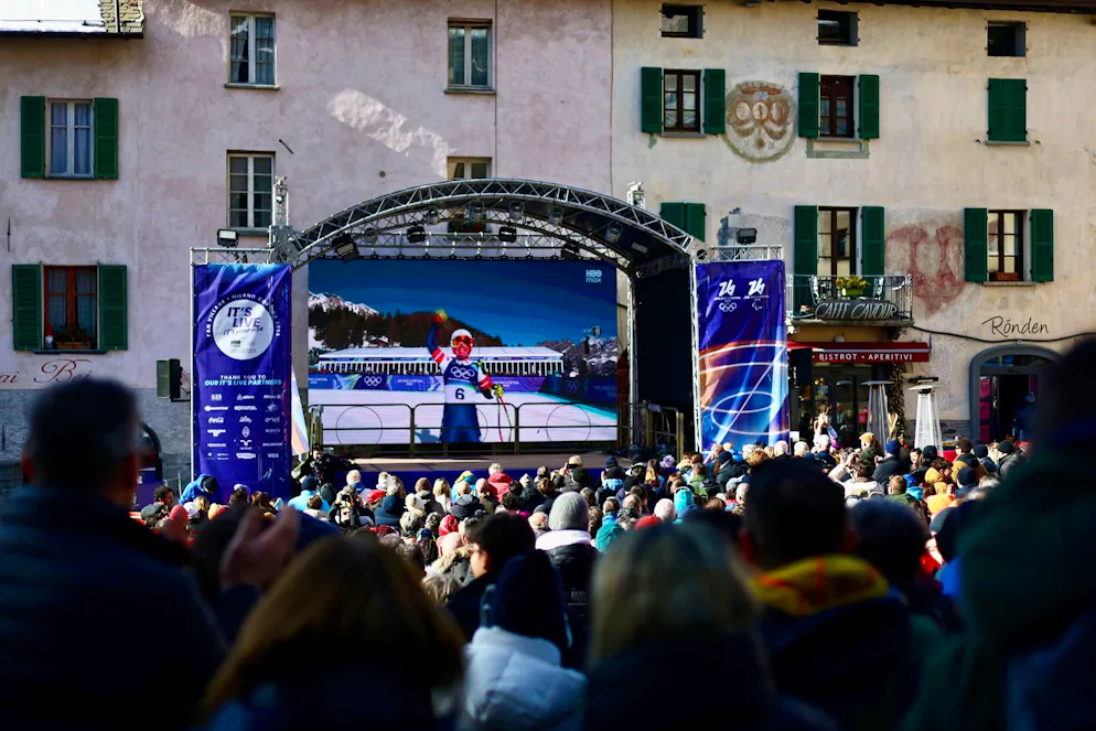 JO 2026 : ambiance à Bormio. Un écran géant a été installé sur la place principale dans la station thermale.