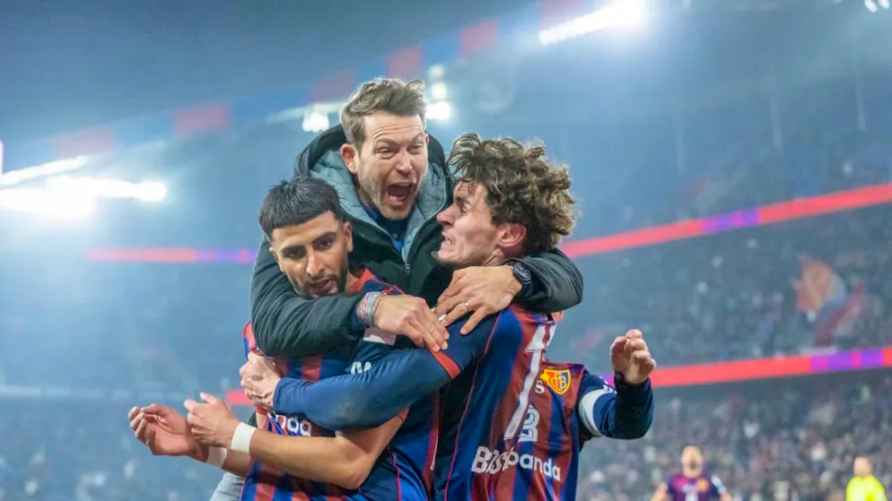 Trainer Stephan Lichtsteiner feiert mit Ibrahim Salah und Moritz Broschinski den Siegtreffer
