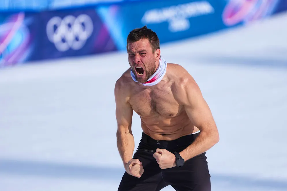 Die besten Bilder der Olympischen Spiele 2026 in Milano Cortina. Ist es Hulk? Ist es Mario Balotelli? Nein. Es ist der Österreicher Benjamin Karl nach seinem Sieg im Parallel-Riesenslalom beim Snowboarden.