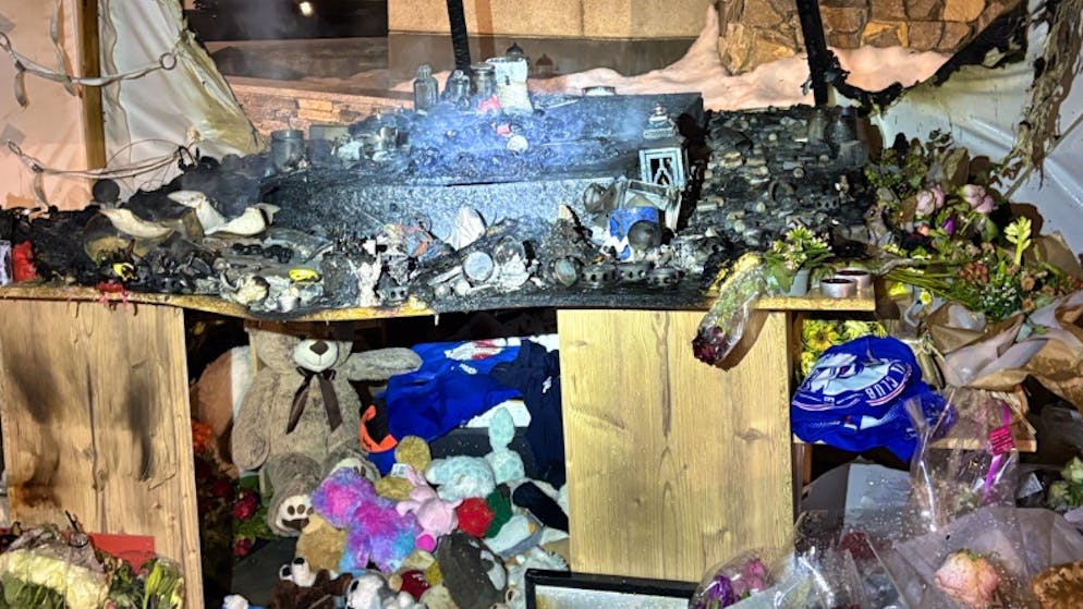 Tragödie in Crans-Montana VS. Feuer bei Gedenkstätte ausgebrochen – Dritteinwirkung wird aktuell ausgeschlossen