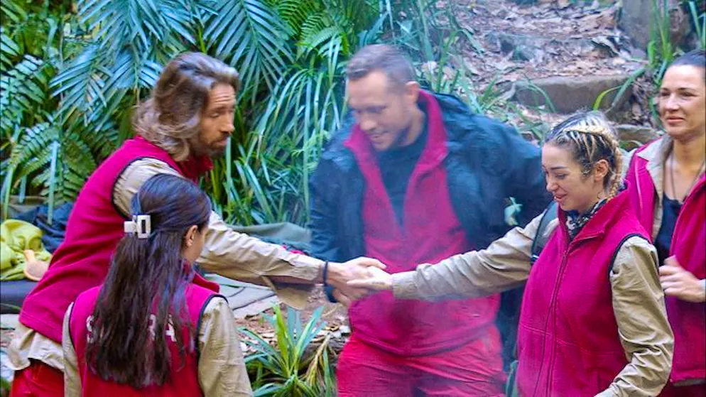 Tag 16 im Dschungelcamp: Nach Ariel auch Patrick und Simone out. Nur widerwillig reicht Ariel Gil die Hand.