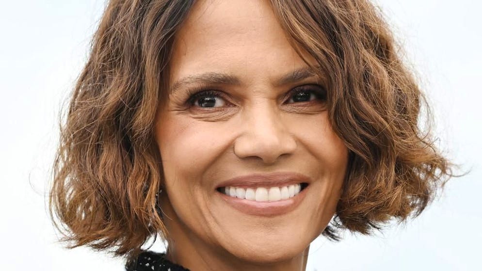 L'attrice risponde con ironia. Halle Berry: «Invecchiare è un privilegio»