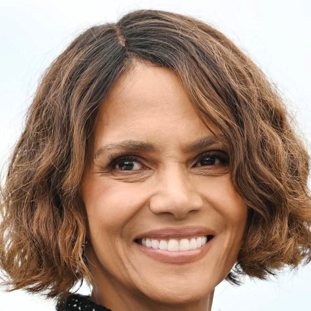 L'attrice risponde con ironia. Halle Berry: «Invecchiare è un privilegio»
