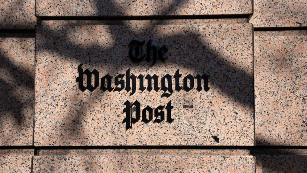 Blick auf die Fassade am Hauptsitz der «Washington Post». Am Mittwoch war bekannt geworden, dass das fast 150 Jahre alte Traditionsblatt wegen heftiger wirtschaftlicher Einbussen Sparmassnahmen einleitet. Foto: Allison Robbert/FR172296 AP/AP/dpa