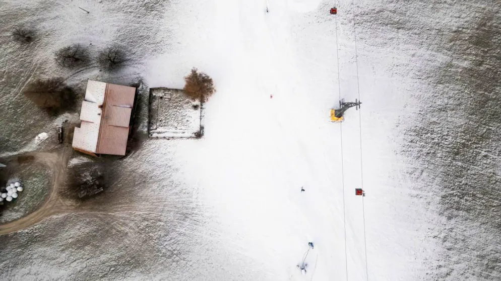Drame dans l'Oberland bernois. Un snowboardeur percute une balise et meurt