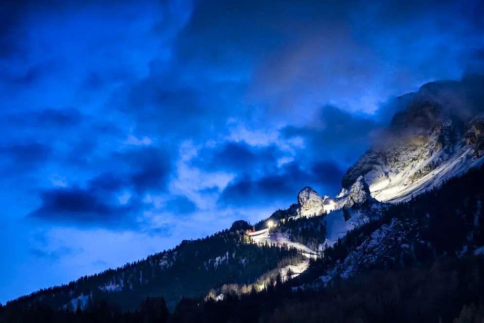 Die besten Bilder der Olympischen Spiele 2026 in Milano Cortina. Die Frauen-Skipiste Olimpia delle Tofane am Sonntagabend.