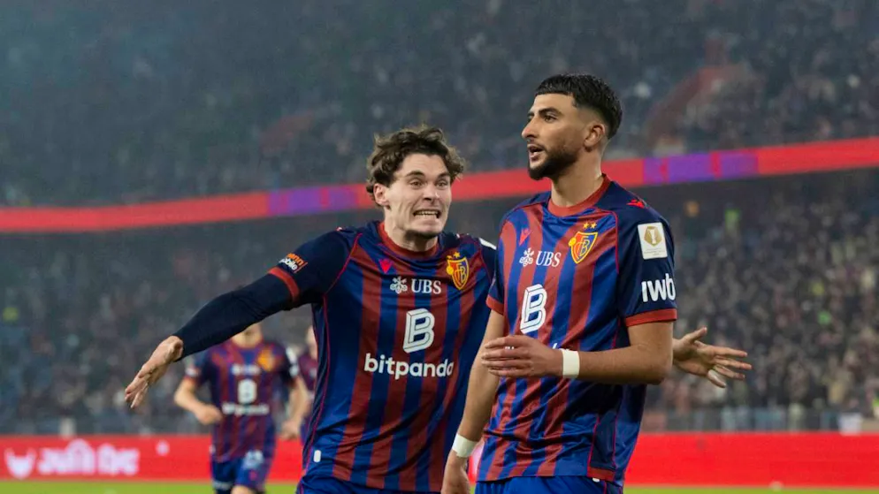 Matchwinner Ibrahim Salah und Moritz Broschinski freuen sich über das 2:1