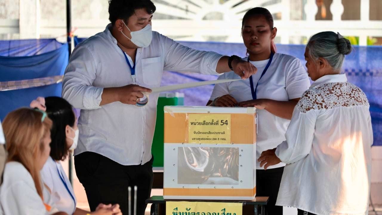 Politik. Richtungswahl und wichtiges Referendum in Thailand