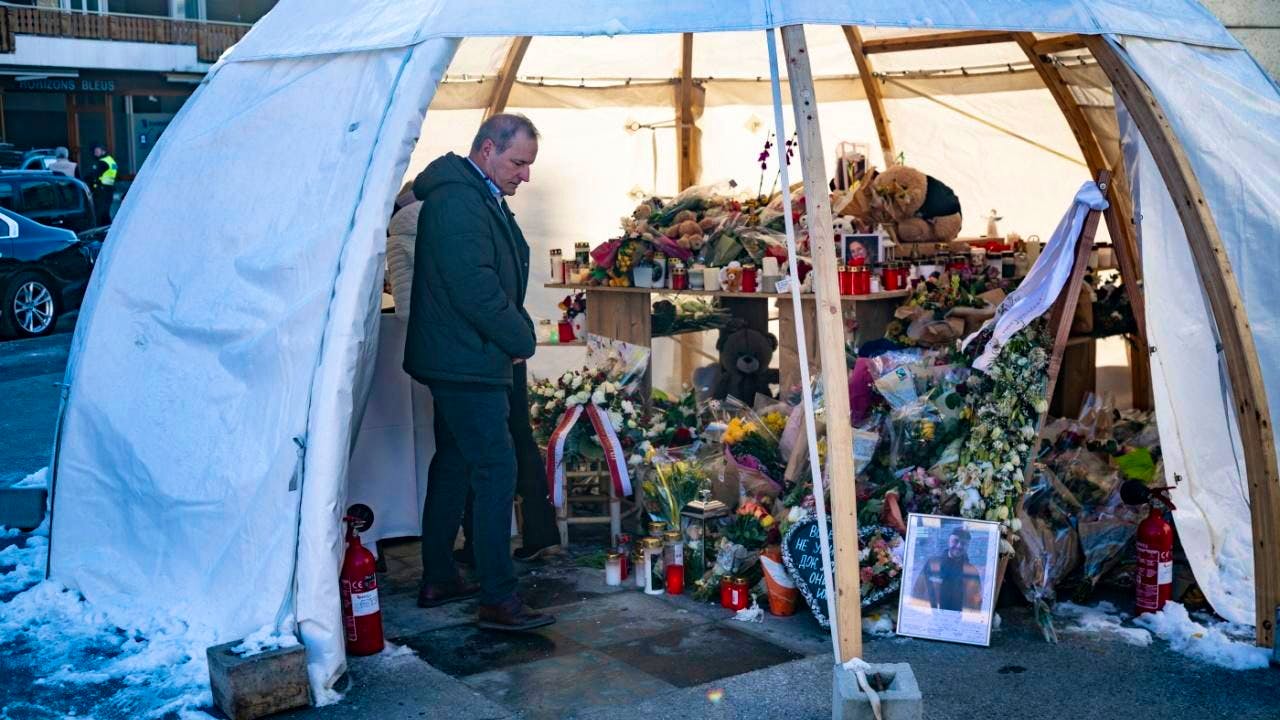 Tragedia in Vallese. In fiamme il memoriale dedicato alle vittime di Crans-Montana