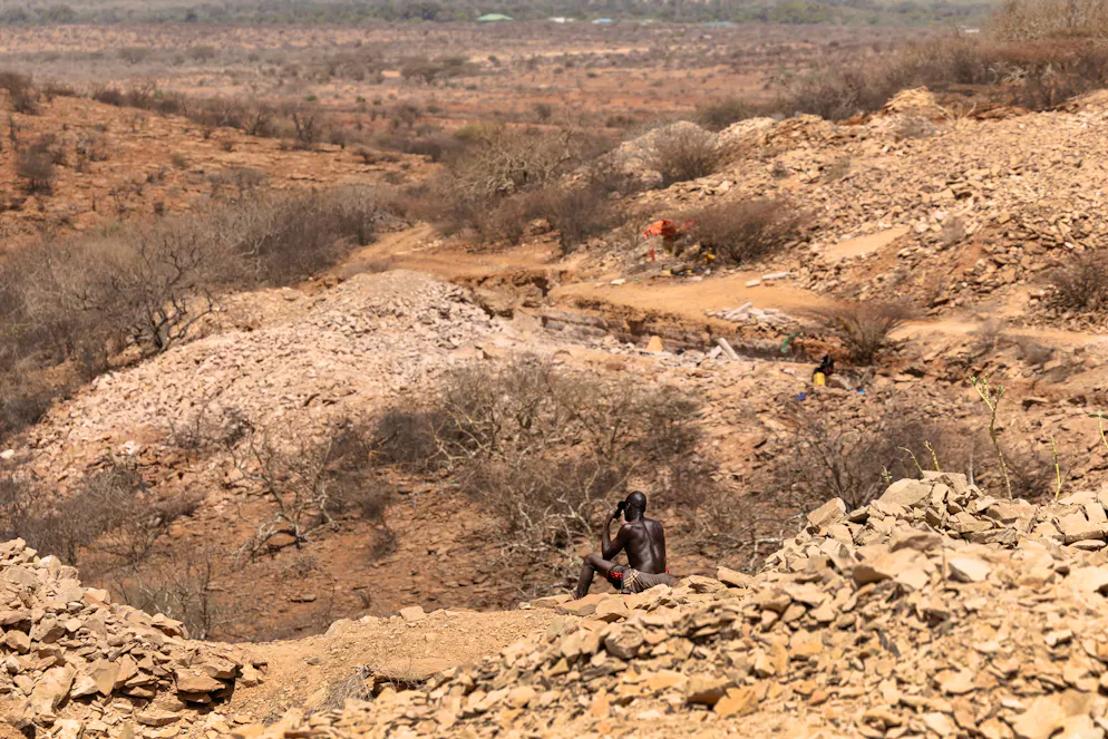 Un ouvrier occasionnel travaillant dans une carrière de pierre fait une pause pour parler au téléphone dans les collines à l'extérieur de la ville de Mandera, où les taux d'infection les plus élevés de la maladie parasitaire Kala-Azar ont été enregistrés, à Mandera, le 22 janvier 2026. Le kala-azar est transmis par les phlébotomes et est la deuxième maladie parasitaire la plus mortelle au monde, avec un taux de mortalité de 95 % si elle n'est pas traitée.