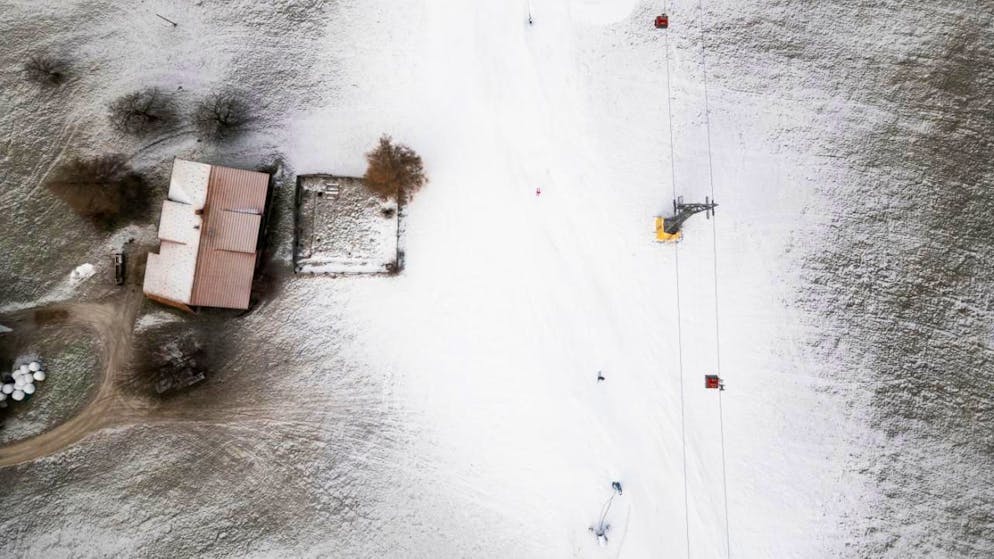 Investigation initiated. Snowboarder dies in the Bernese Oberland after colliding with a barrier