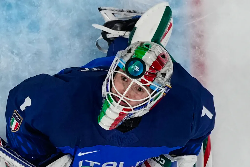 Die besten Bilder der Olympischen Spiele 2026 in Milano Cortina. Die italienische Torhüterin Gabriella Durante sucht den Puck.
