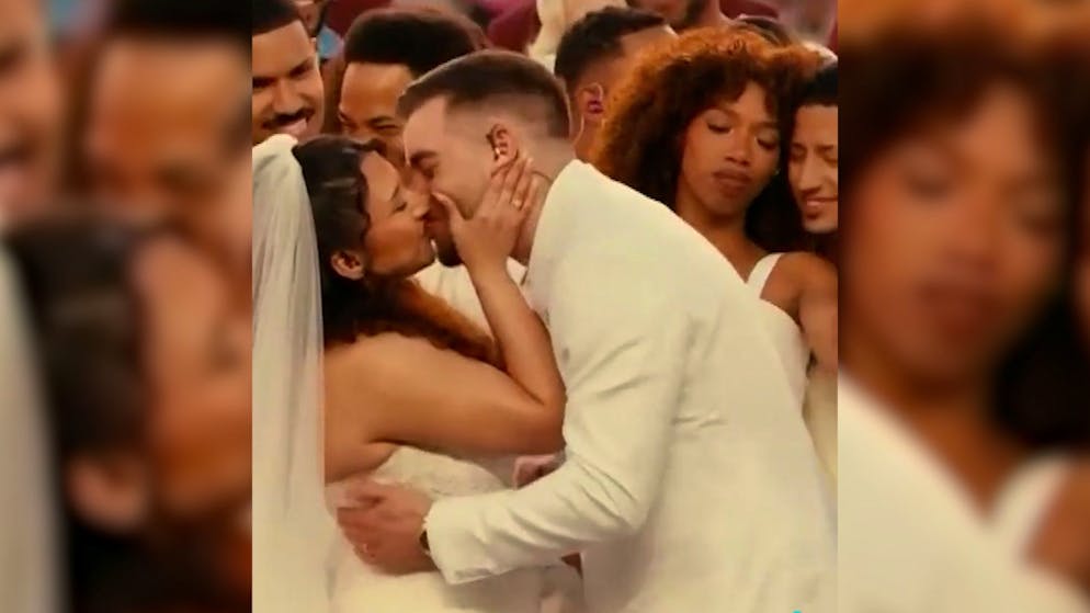 Kein Show-Act, sondern echt. Paar heiratet während Bad Bunnys Super-Bowl-Show