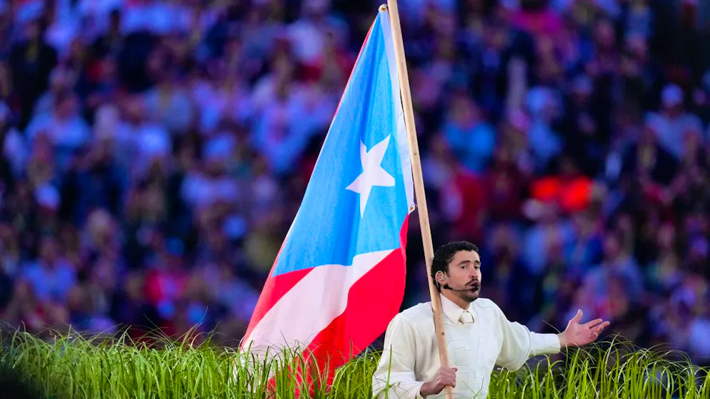 Bad Bunny ha portato la bandiera portoricana attraverso lo stadio durante il suo spettacolo di metà partita del Superbowl.