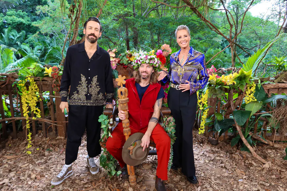 Dschungelkönig Gil Ofarim mit den RTL-Hosts Sonja Zietlow und Jan Köppen.