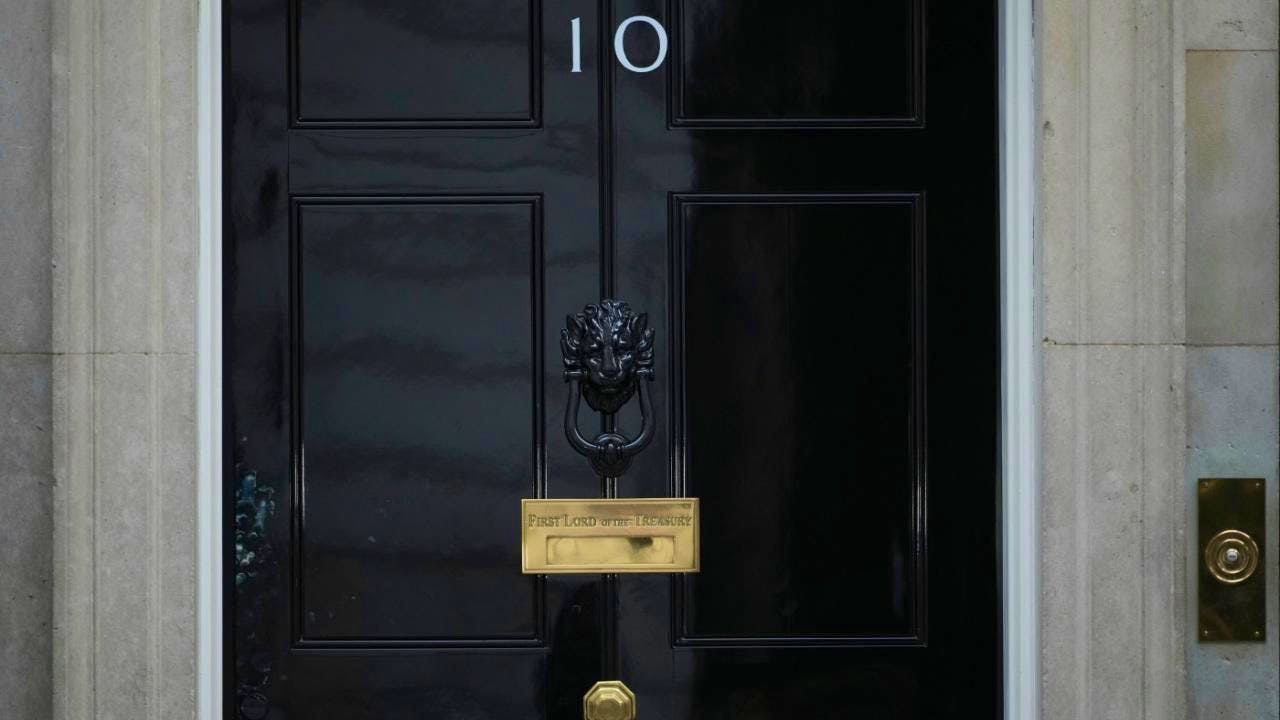 Great Britain. Crisis in London: Next resignation in Downing Street