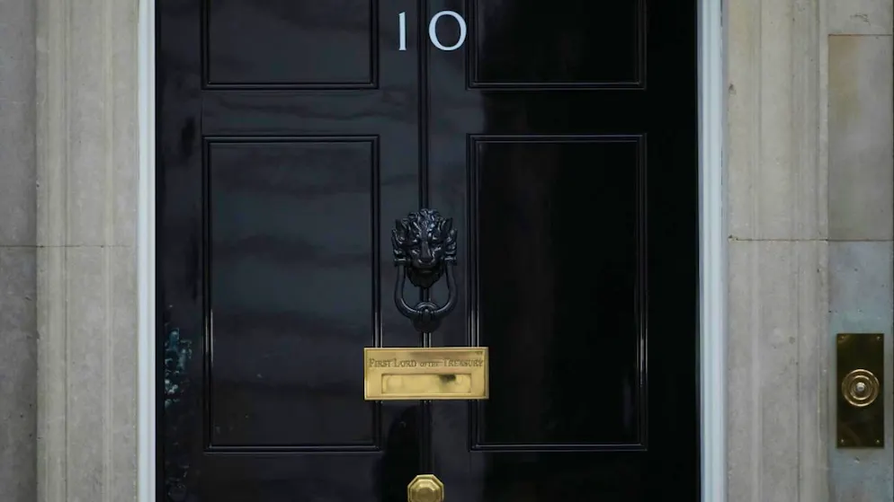 Die Eingangstür der Downing Street 10, dem offiziellen Amts- und Wohnsitz des britischen Premierministers (Archivbild). Foto: Alastair Grant/AP/dpa