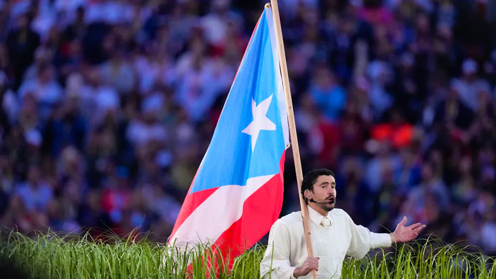 Bad Bunny trug bei seiner Superbowl-Halftime-Show die puerto-ricanischen Flagge durch das Football-Stadion.