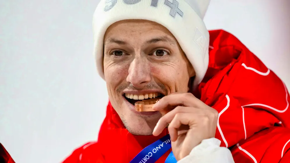 Olimpiadi. Gregor Deschwanden vince il bronzo e si trova impreparato: «Mi hanno prestato la giacca per la cerimonia»