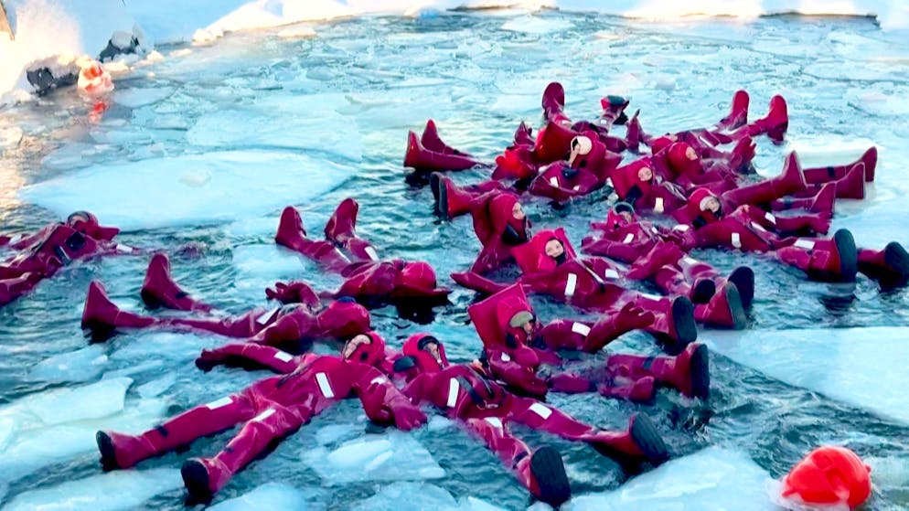 Ice-floating conquers Moscow. How to float almost weightlessly in icy water