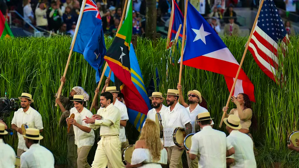Bad Bunny nell'intervallo con i portabandiera che presentano non solo la bandiera degli Stati Uniti.