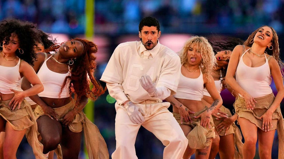 Halftime show del Super Bowl. Non solo Stati Uniti: Bad Bunny rende omaggio agli altri Paesi americani e scatena l'ira di Trump