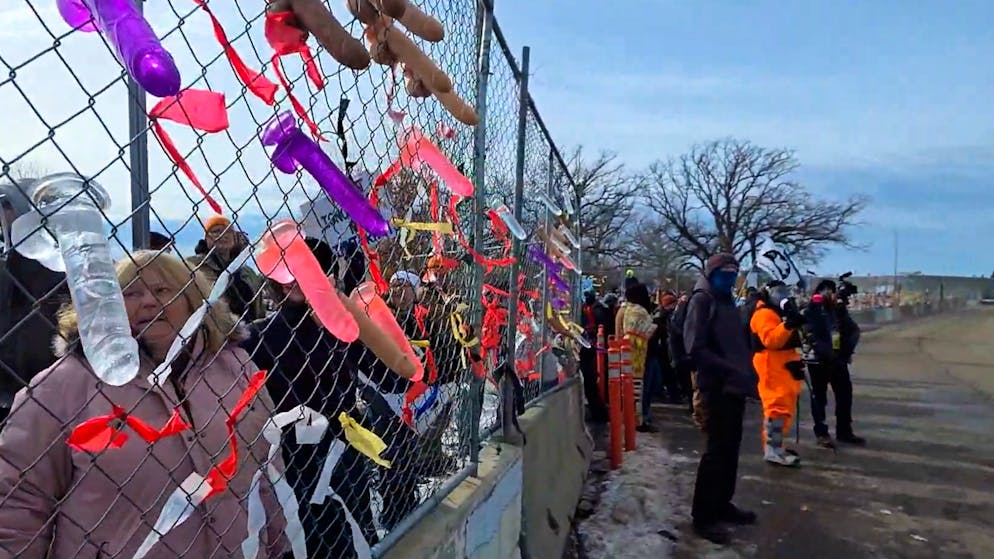 USA unter Donald Trump. ICE-Demonstranten bewerfen Polizei mit Dildos +++ Trump umgarnt Schweizer Firmen 