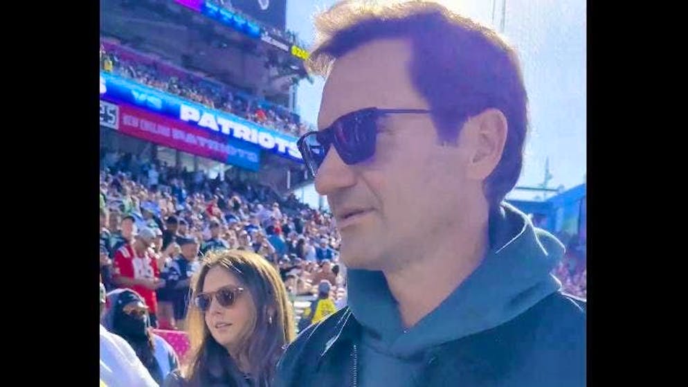 Ecco il video. Roger Federer guarda il Super Bowl direttamente da San Francisco