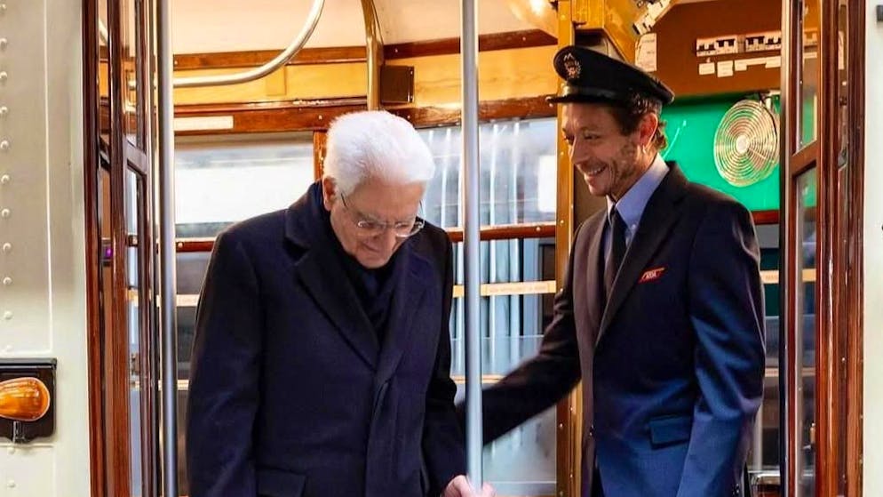 Cerimonia d'apertura. Valentino Rossi con Sergio Mattarella, ecco l'immagine simbolo di Milano-Cortina