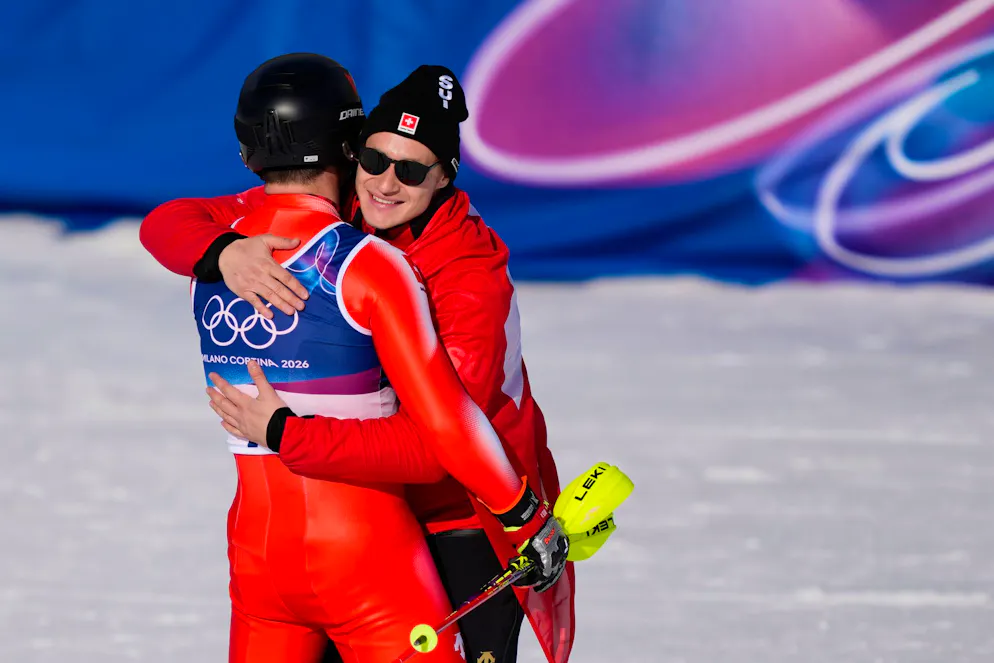 Olimpiadi 2026. Marco Odermatt abbraccia il suo compagno di squadra Loic Meillard all'arrivo della gara di slalom maschile di sci alpino, parte della gara combinata a squadre.