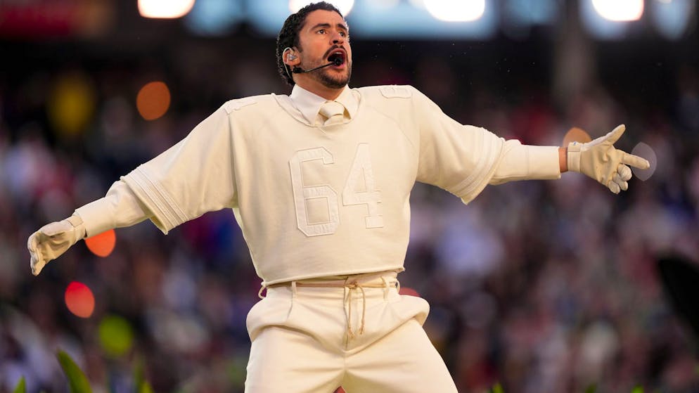 Stati Uniti. Bad Bunny trionfa al Super Bowl e fa infuriare Trump: «Uno schiaffo in faccia all'America»