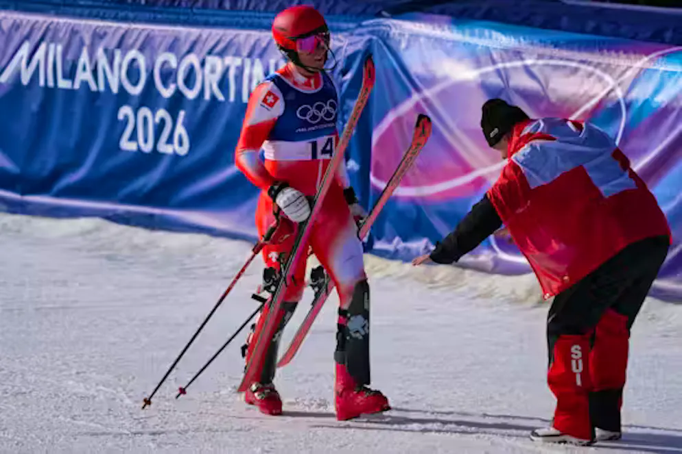Olimpiadi 2026. Lo svizzero Franjo von Allmen, a destra, si inchina al suo compagno di squadra svizzero Nef Tanguy all'arrivo della gara di slalom maschile di sci alpino, parte di una gara combinata a squadre, alle Olimpiadi invernali del 2026, a Bormio, Italia, lunedì 9 febbraio 2026.