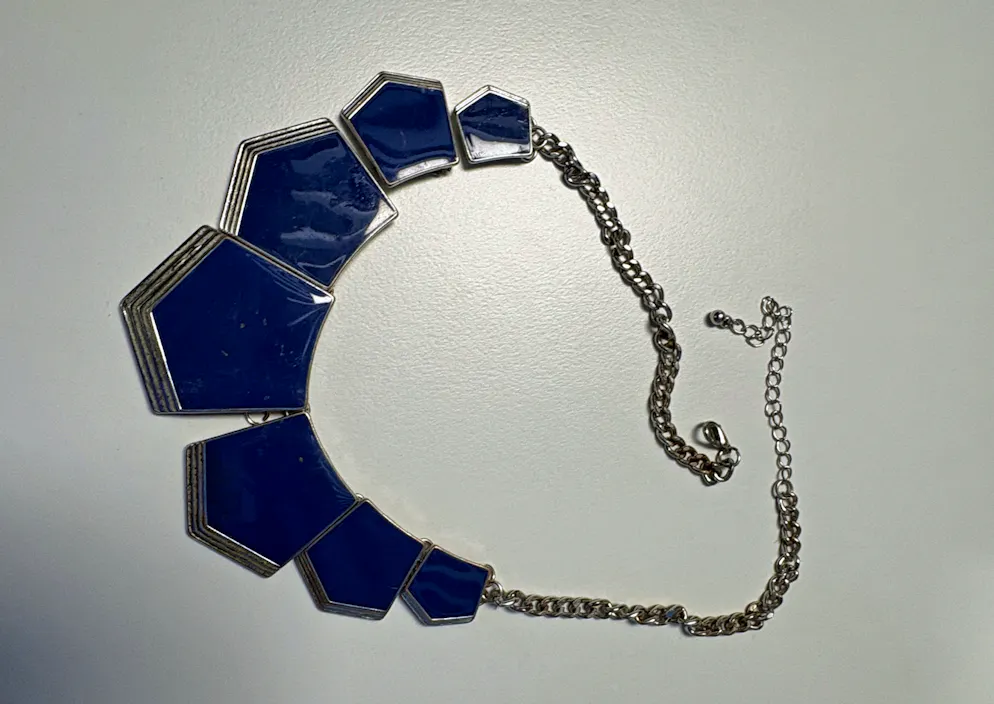 Luzerner Schmuckstücke. Zu den gefundenen Schmuckstücken zählen diese Kette, ...